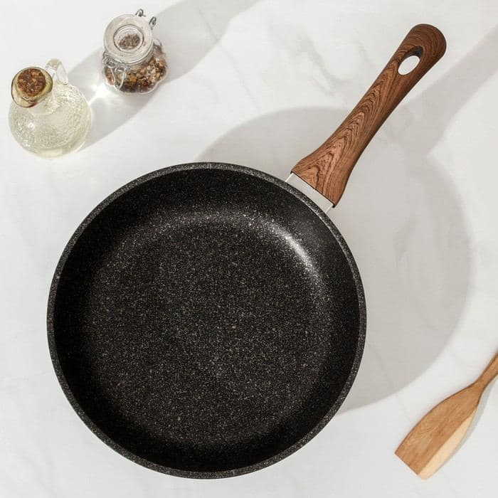 Сковорода KUKMARA Granit Ultra original, d=26 см, пластиковая ручка, антипригарное покрытие, литой алюминий, коричневая — фото 2