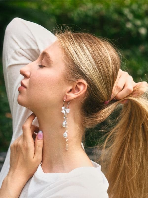 Серьги «Капли жемчуга» цветы, белые в серебре — фото 3